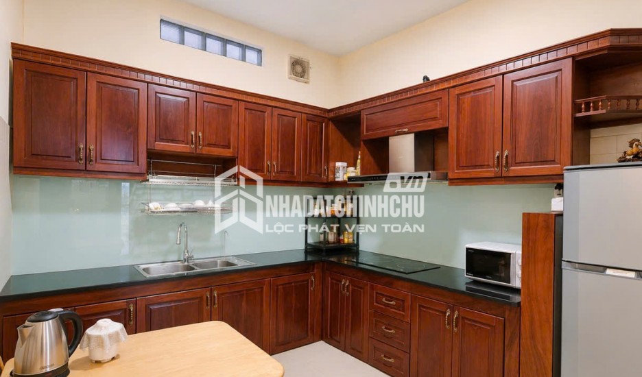 Bán tòa nhà phố Trần Hưng Đạo cột đồng hồ Hạ Long vị trí đắc địa đang cho thuê 2,3 tỷ/năm