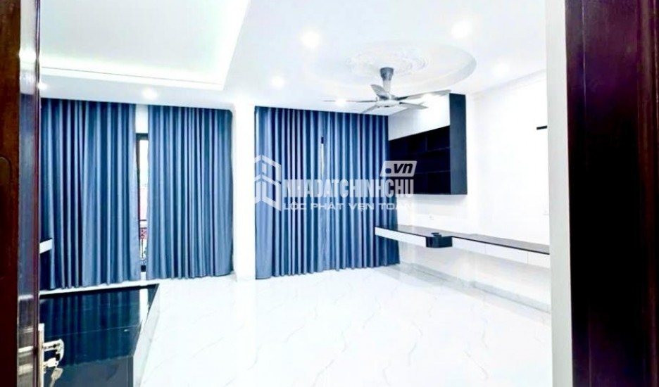 Nhà mặt đường chân đê Ngọc Thụy, Bắc Biên oto tránh KD 95m 5 tầng, mặt tiền: 4.5m 12 tỷ 9