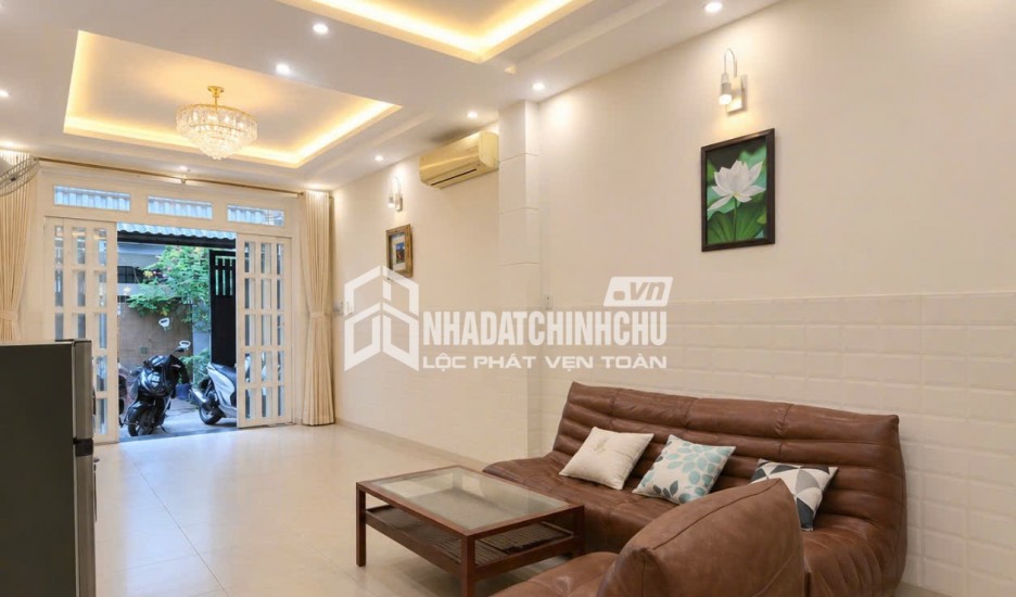 Bán tòa nhà phố Trần Hưng Đạo cột đồng hồ Hạ Long vị trí đắc địa đang cho thuê 2,3 tỷ/năm