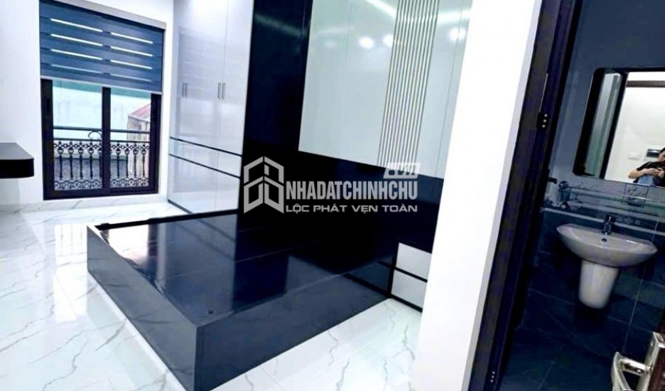 Nhà mặt đường chân đê Ngọc Thụy, Bắc Biên oto tránh KD 95m 5 tầng, mặt tiền: 4.5m 12 tỷ 9