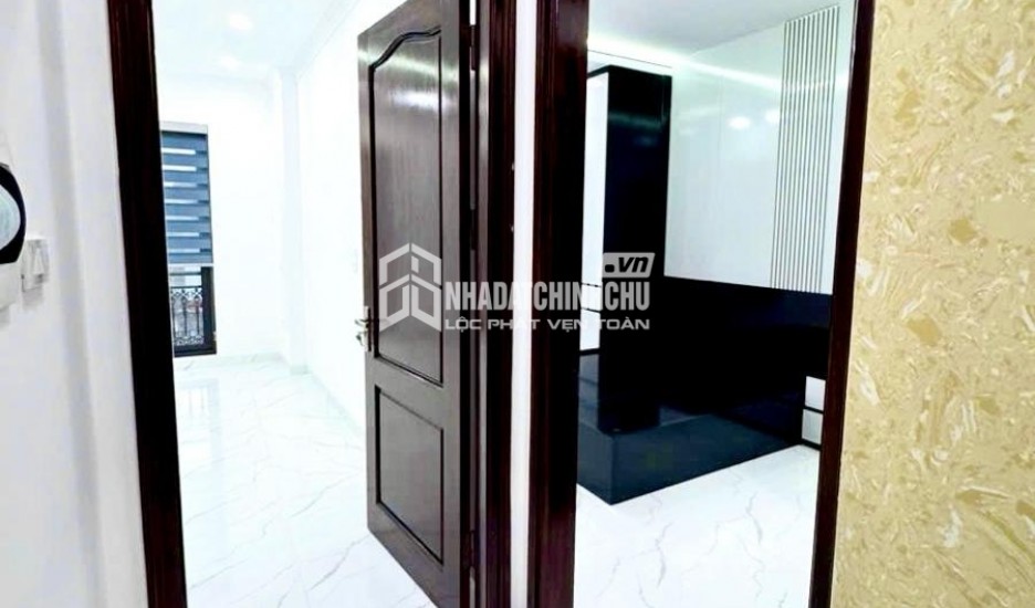 Nhà mặt đường chân đê Ngọc Thụy, Bắc Biên oto tránh KD 95m 5 tầng, mặt tiền: 4.5m 12 tỷ 9