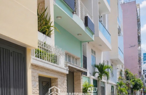 Bán tòa nhà phố Trần Hưng Đạo cột đồng hồ Hạ Long vị trí đắc địa đang cho thuê 2,3 tỷ/năm