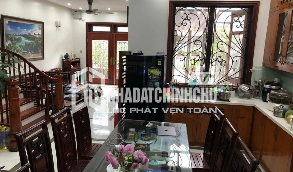 BÁN NHÀ BỒ ĐỀ 92M2, 4 TẦNG DÂN XÂY Ở NGAY, GẦN MẶT ĐƯỜNG, CÓ SÂN RỘNG.