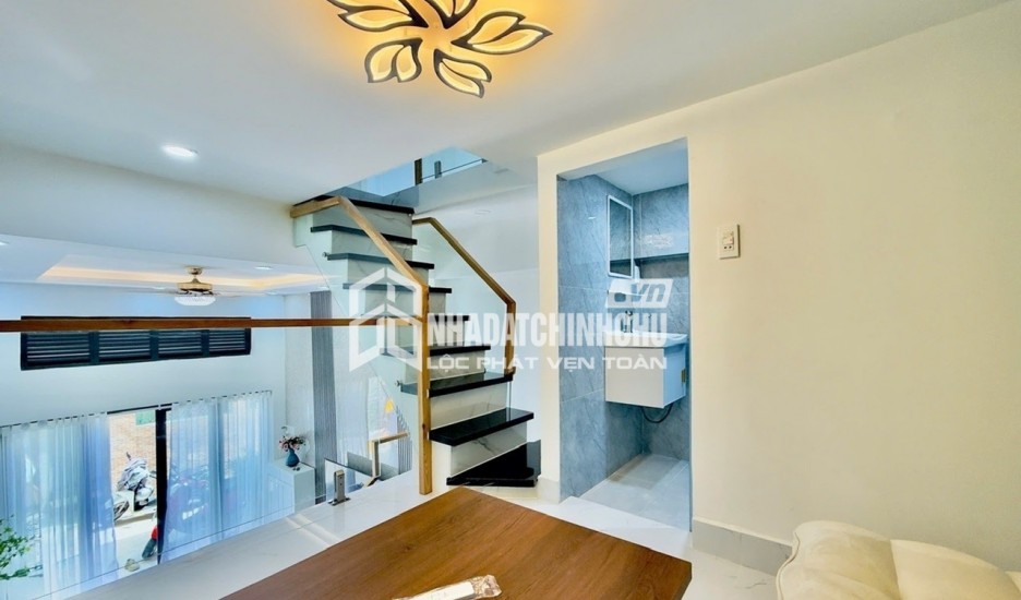 Chính chủ giảm giá 300tr bán gấp nhà trong ngõ 193 Văn Cao - 65,8m2 3 tầng