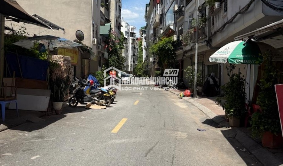 CHO THUÊ NHÀ LÔ GÓC KD PHỐ NGUYỄN VĂN LỘC, DT 150M2, 1 TẦNG, MT 17M, GIÁ 40 TRIỆU (CÓ TL)