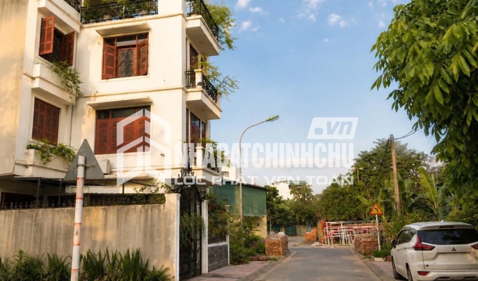 BÁN NHÀ BỒ ĐỀ 92M2, 4 TẦNG DÂN XÂY Ở NGAY, GẦN MẶT ĐƯỜNG, CÓ SÂN RỘNG.