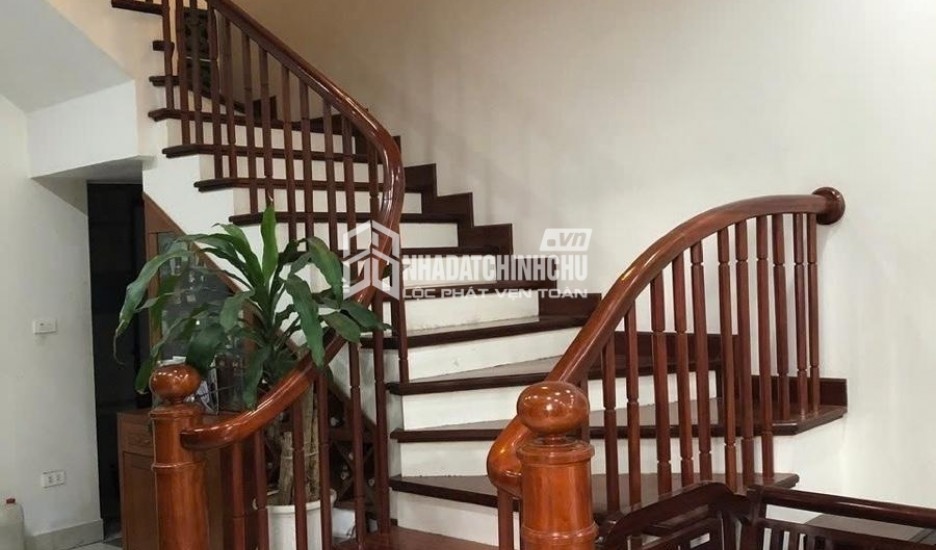 BÁN NHÀ BỒ ĐỀ 92M2, 4 TẦNG DÂN XÂY Ở NGAY, GẦN MẶT ĐƯỜNG, CÓ SÂN RỘNG.