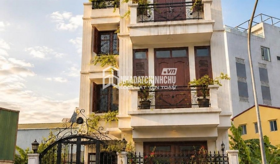 BÁN NHÀ BỒ ĐỀ 92M2, 4 TẦNG DÂN XÂY Ở NGAY, GẦN MẶT ĐƯỜNG, CÓ SÂN RỘNG.
