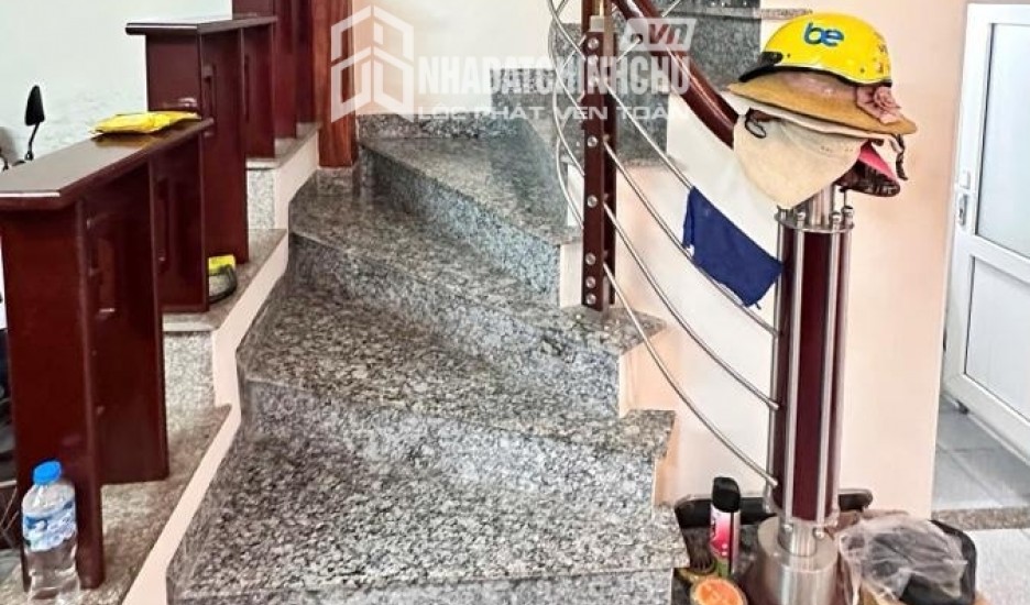 Cho thuê nhà riêng nguyên căn ngõ oto Hoàng Quốc Việt- Cầu Giấy DT 50 m2 - 4 tầng - Giá 25 Triệu