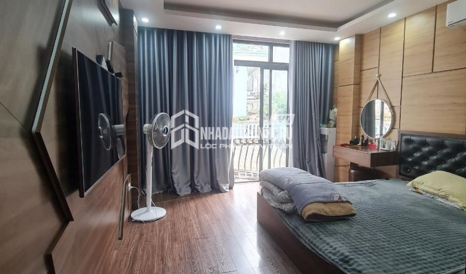 BÁN NHÀ VIỆT HƯNG 78M2, 4 TẦNG DÂN XÂY, NGÕ THÔNG, Ô TÔ ĐỖ CỬA, GẦN VƯỜN HOA, SÂN RỘNG