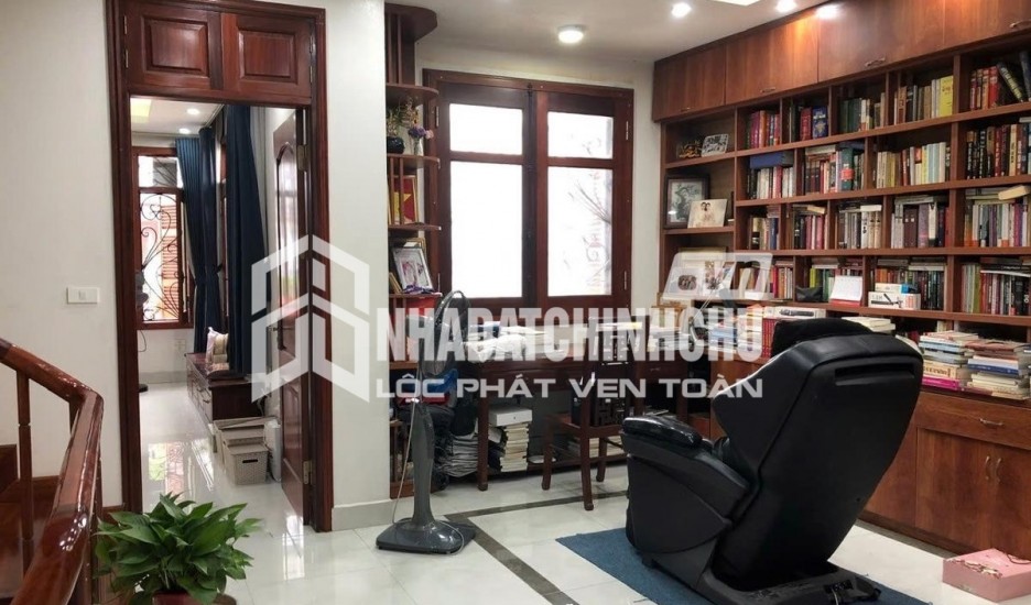 BÁN NHÀ BỒ ĐỀ 92M2, 4 TẦNG DÂN XÂY Ở NGAY, GẦN MẶT ĐƯỜNG, CÓ SÂN RỘNG.