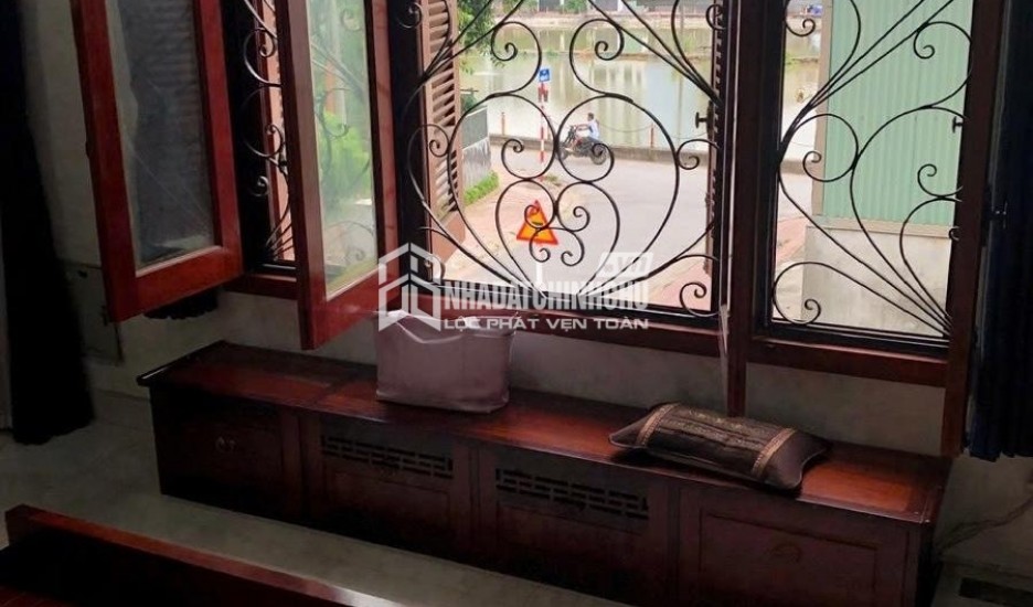 BÁN NHÀ BỒ ĐỀ 92M2, 4 TẦNG DÂN XÂY Ở NGAY, GẦN MẶT ĐƯỜNG, CÓ SÂN RỘNG.