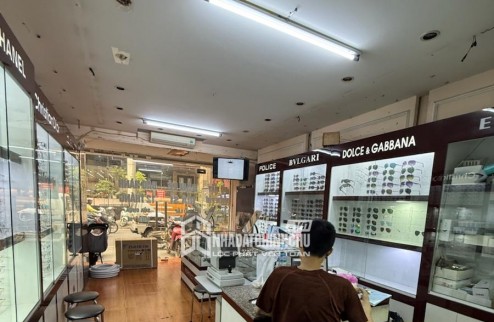 Duy nhất 1 căn nhà 3 tầng thành phố đường ô tô tận nơi. Gần Chợ. Chỉ 1,x Tỷ