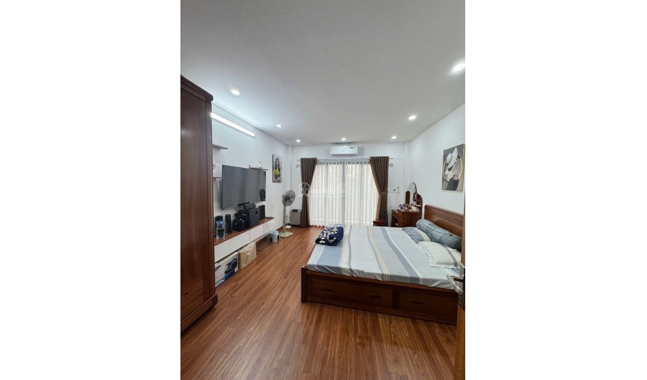 Nhà dân Ngọc Thụy 5 tầng mới xây ô tô vào cửa