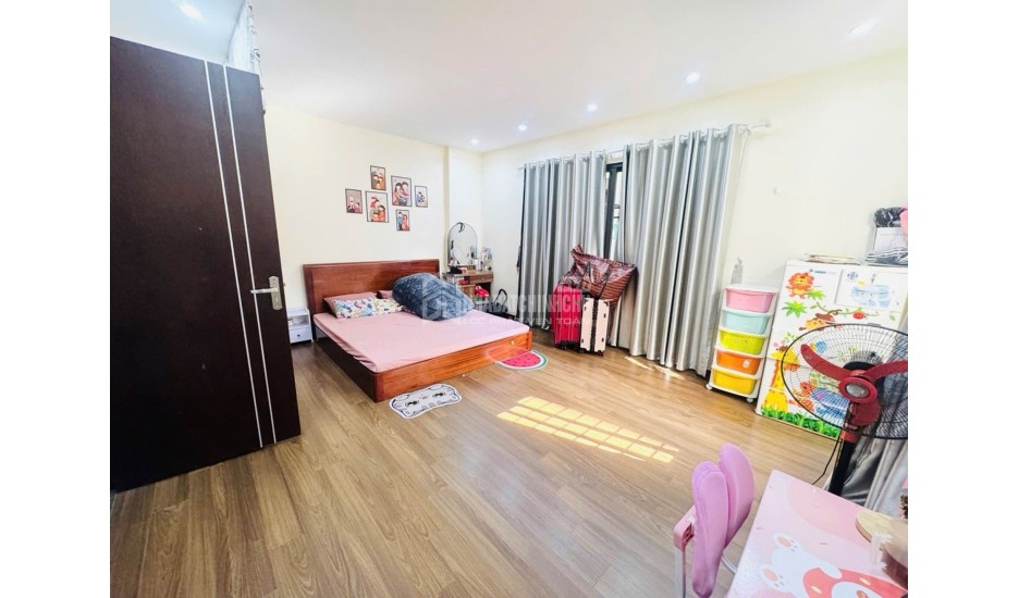 Hoa Hậu Ngọc Thụy 7 tỷ 35m ô tô đỗ cửa, Long Biên