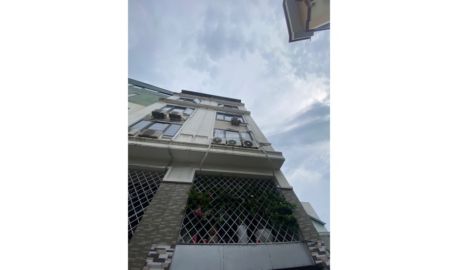 Nguyễn Văn Linh 7 tỷ 32m nhà dân 7 tầng,ô tô trong nhà Long Biên