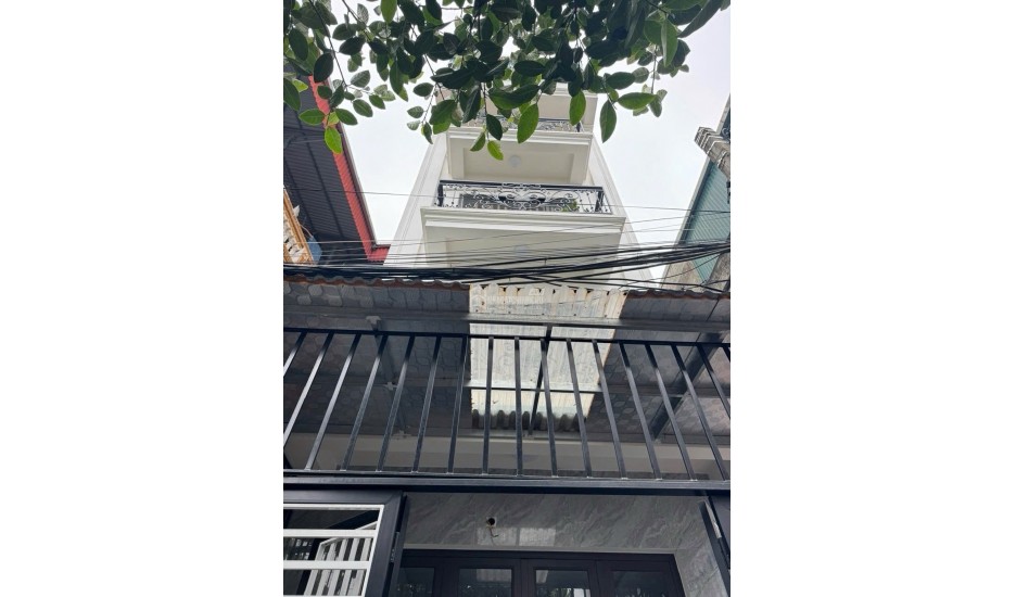 Nhà dân Ngọc Thụy 5 tầng mới xây ô tô vào cửa