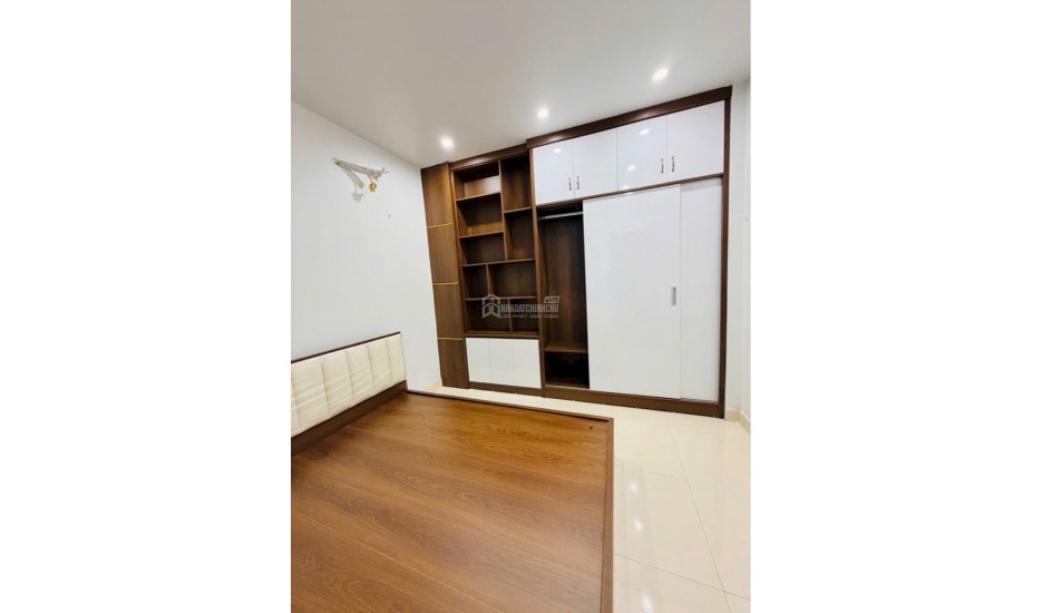 Giá mềm 4.2 tỷ 25m Nguyễn Văn Linh Long Biên,sổ đỏ đầy đủ