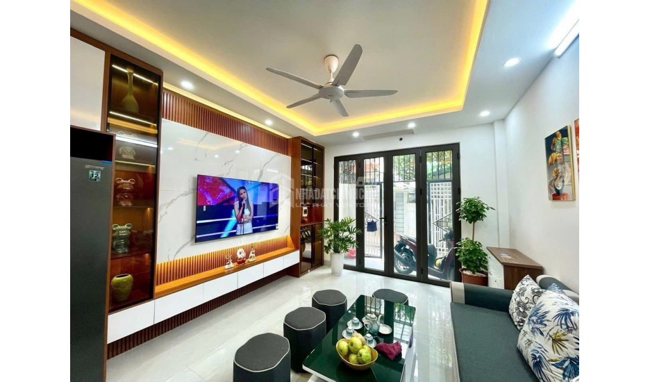 Nhà dân Ngọc Thụy 5 tầng mới xây ô tô vào cửa