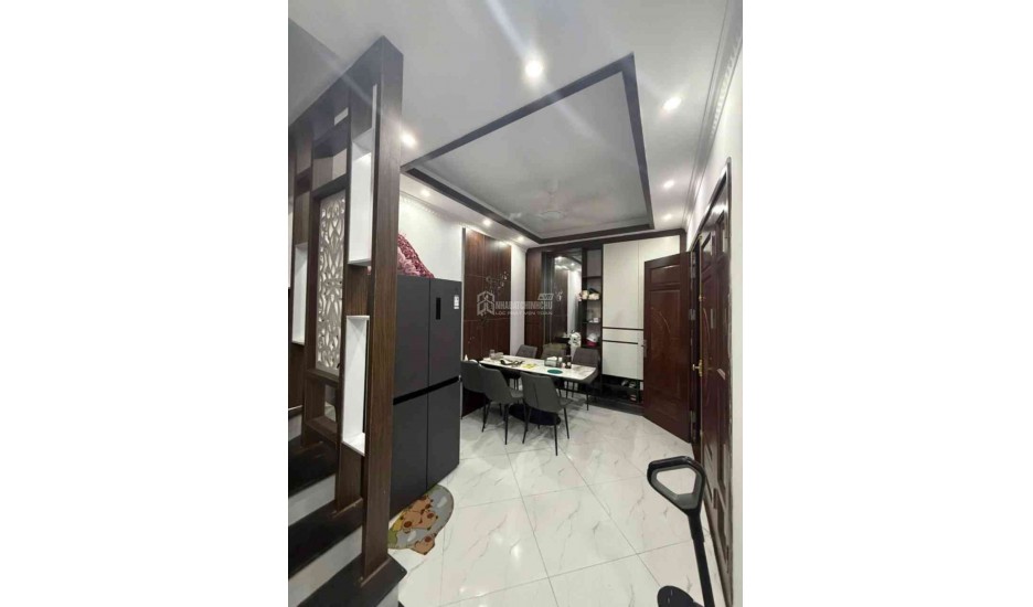 Phố Trạm ô tô lùi cửa 6 tỷ 30m gần sát phố, Long biên sổ đỏ