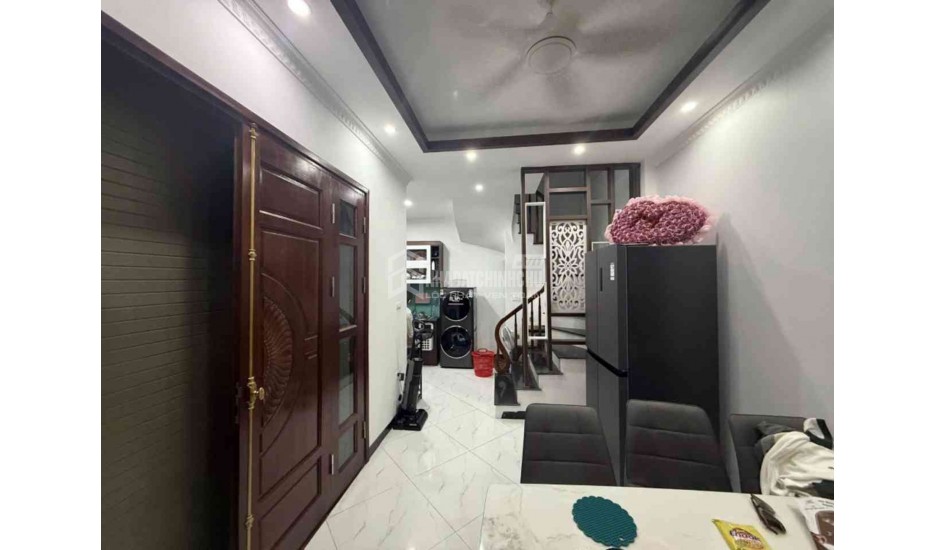 Phố Trạm ô tô lùi cửa 6 tỷ 30m gần sát phố, Long biên sổ đỏ
