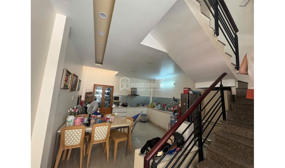 NHÀ MẶT TIỀN ĐƯỜNG 10M – 48M2 – 3 TẦNG + SÂN THƯỢNG – 3PN – 3WC – 8,8 TỶ TL – SÁT ĐH VĂN LANG, CÁCH DƯƠNG QUẢNG HÀM 100M!