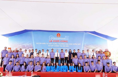 Hàng hiếm bám quốc lộ 6 sát hà đông gần cổng trường đại học